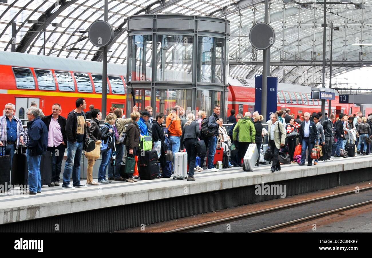 Voyageurs attendant le train à Berlin Hauptbanhof, Allemagne Banque D'Images