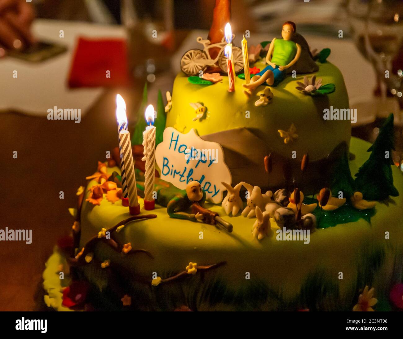 Gateau D Anniversaire Avec Bougies Allumees Et Decoration Pour Cyclistes Et Chasseurs Photo Stock Alamy