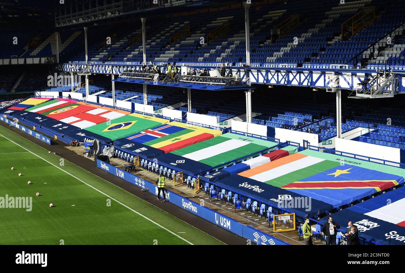 Vue générale des drapeaux de pays dans les tribunes avant le match de la Premier League à Goodison Park, Liverpool. Banque D'Images