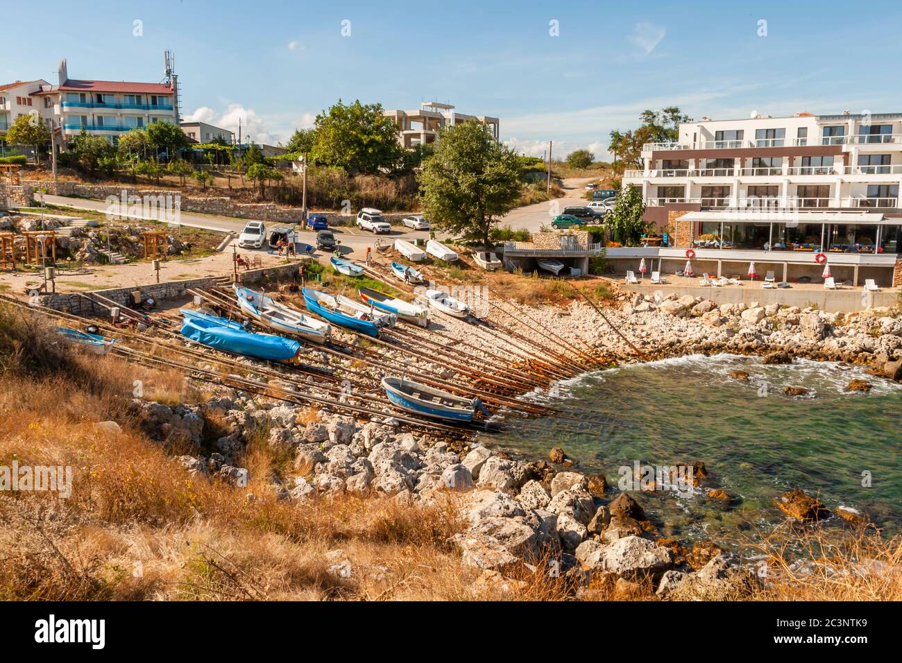 Bulgarie impressions. Bateaux de pêche sur la plage escarpée de la baie de Tyulenovo Banque D'Images