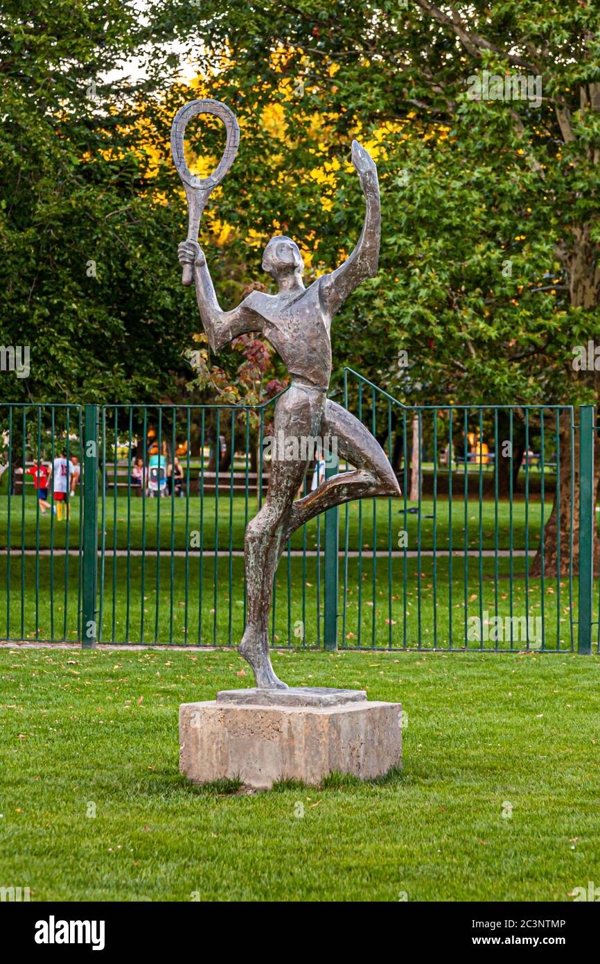 Impressions de la Bulgarie. Statue en bronze d'un joueur de tennis à Dobrich Banque D'Images