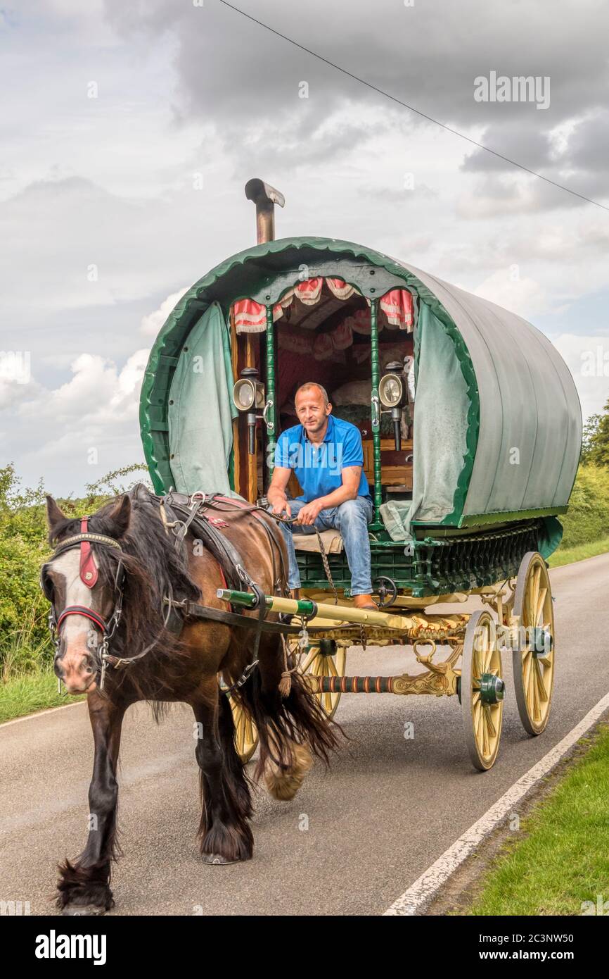 Caravane de cheval de style tzigane sur une route de campagne à Norfolk. Banque D'Images