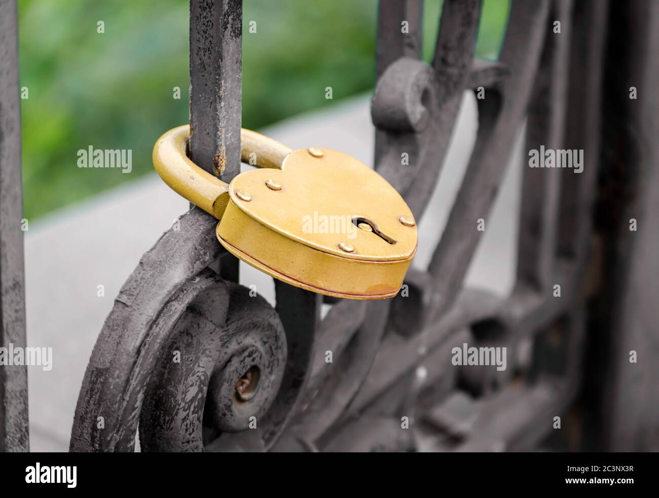 ancien cadenas verrouillé en fer, arrière-plan abstrait vintage Banque D'Images