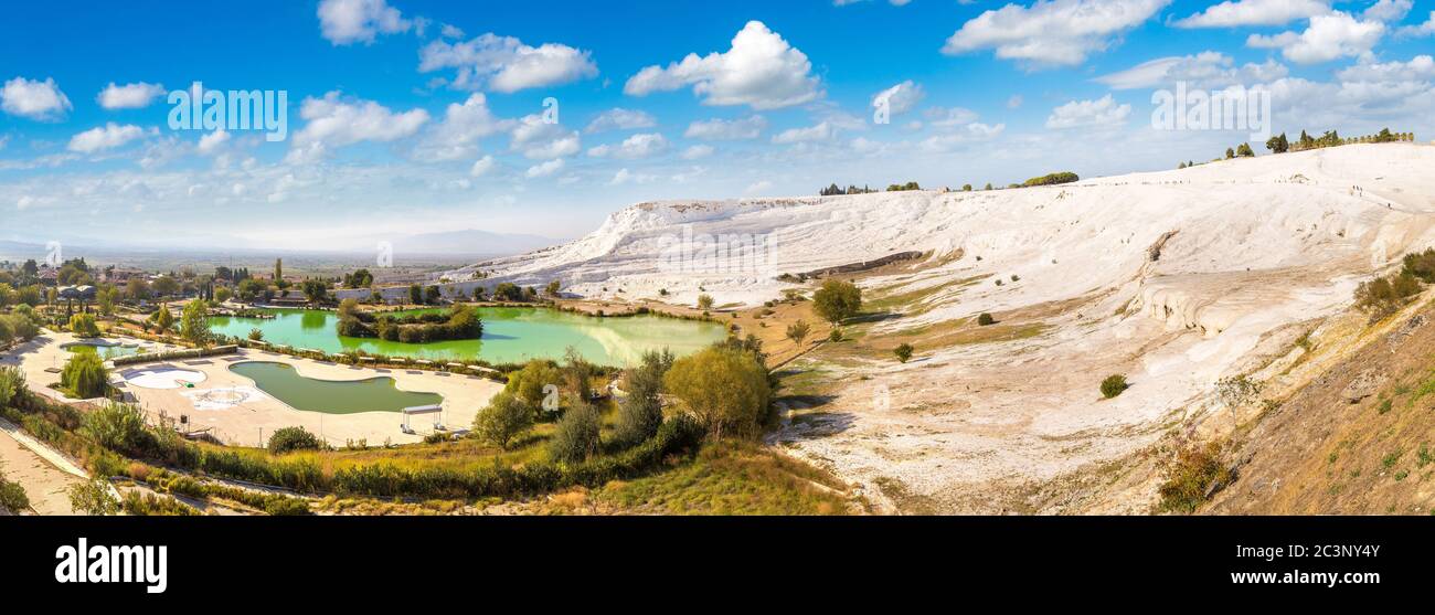 Piscines et terrasses en travertin à Pamukkale, Turquie, dans une belle journée d'été Banque D'Images