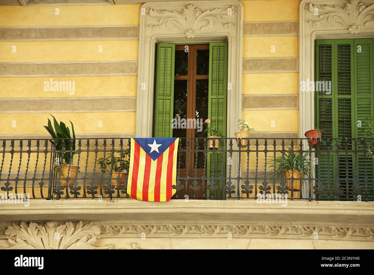 Drapeau catalan suspendu sur les balcons d'un bâtiment à Barcelone. Banque D'Images