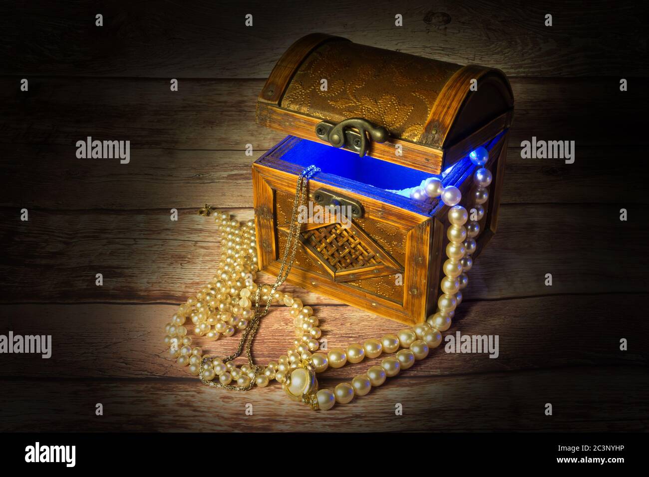 Boîte en bois vintage, pleine de bijoux, bleu clair à l'intérieur Banque D'Images