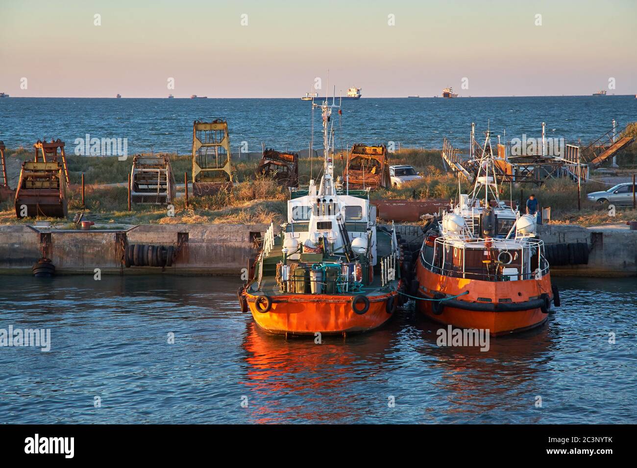Navires dans un port de cargaison au coucher du soleil. Banque D'Images