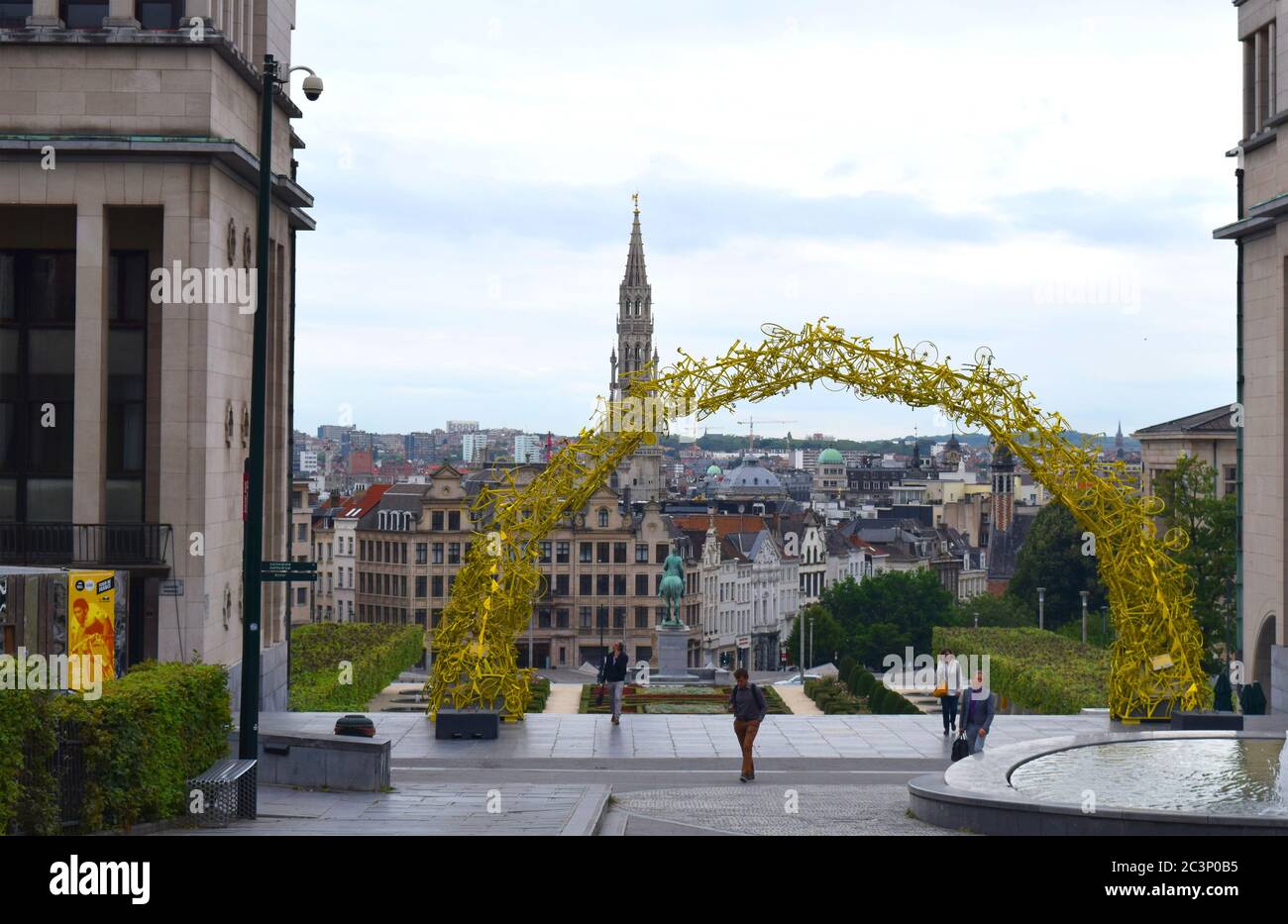 Bruxelles /Belgique - 8 juillet 2019 : paysage urbain de la place principale de Bruxelles. Belle vue panoramique sur la ville et l'Arche sur le Mont des Arts en jaune Banque D'Images