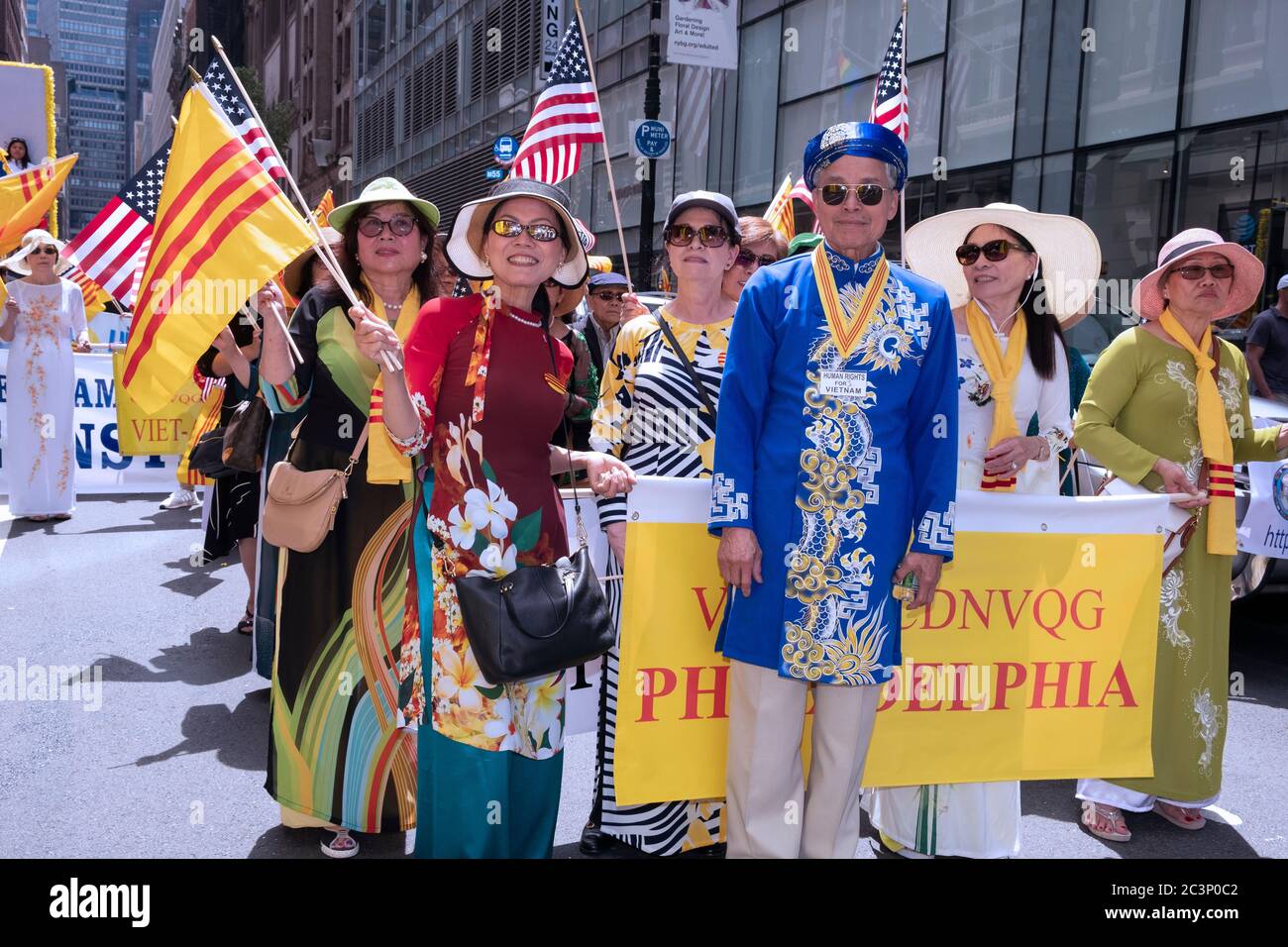 Un groupe d'Américains vietnamiens de Philadelphie en vêtements ethniques traditionnels au Vietnam American Cultural Parade à Midtown Manhat Banque D'Images