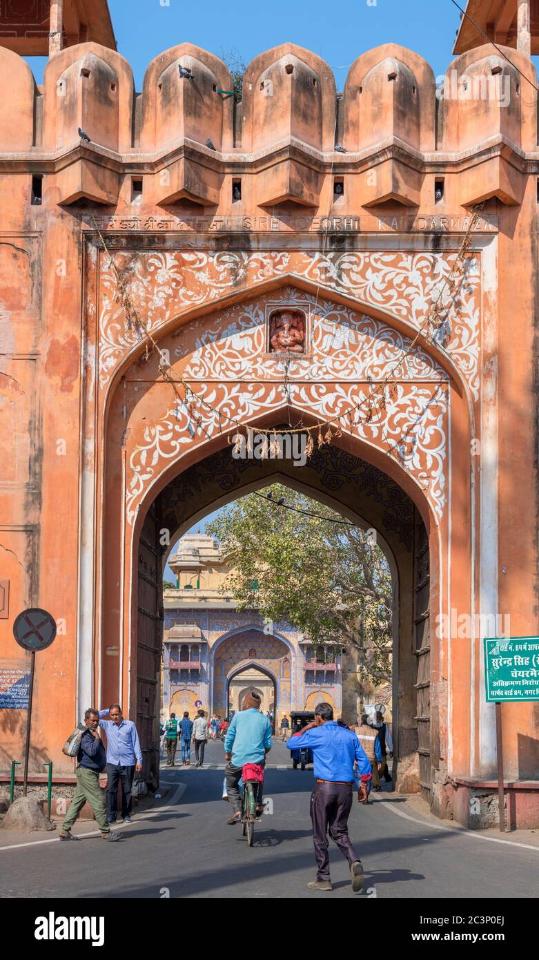 Porte de Sireh Deori menant au complexe du Palais de la ville, la vieille ville, Jaipur, Rajasthan, Inde Banque D'Images