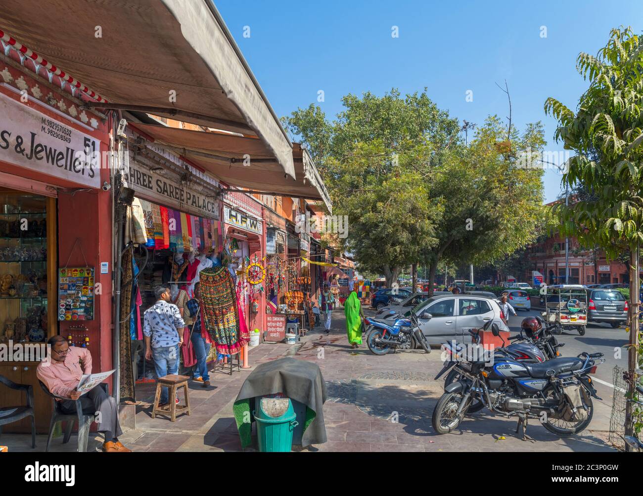 Boutiques sur Hawa Mahal Rd dans la vieille ville, Jaipur, Rajasthan, Inde Banque D'Images