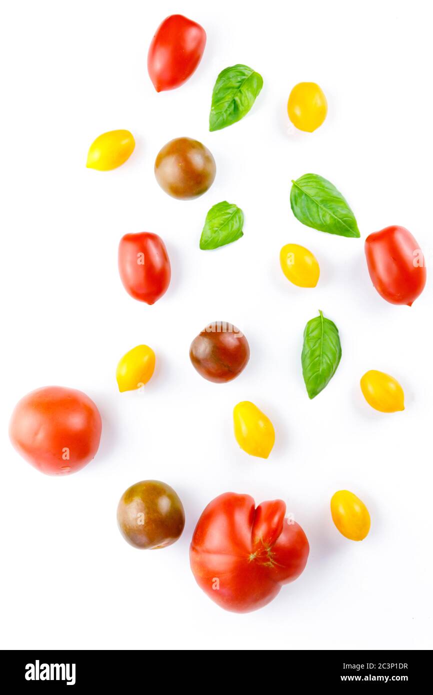Mélange de légumes isolés. Morceaux de tomate fraîche, concombre, poivron isolé sur fond blanc avec un chemin de coupure Banque D'Images