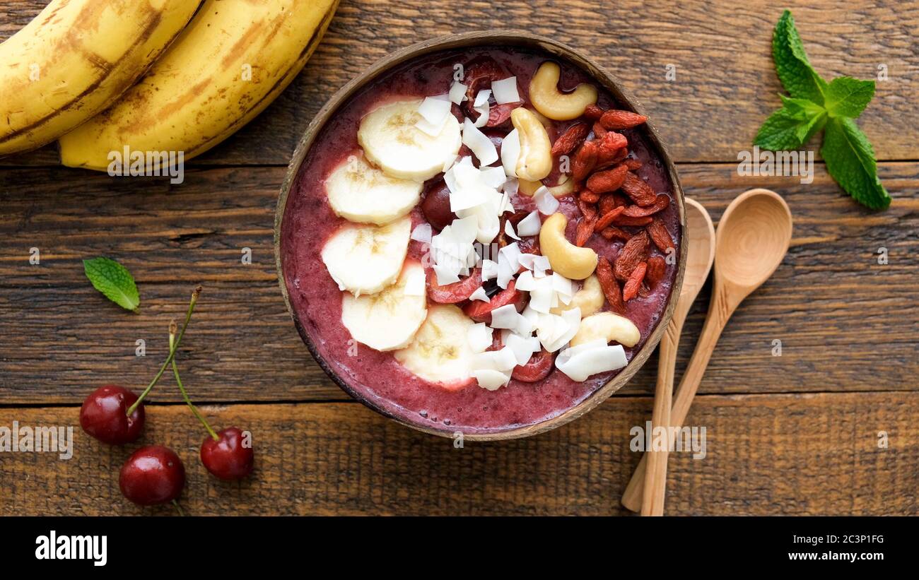 Bol à smoothie Açai avec garnitures de superfood. Saladier à smoothie végétalien acai aux myrtilles avec banane, Banque D'Images