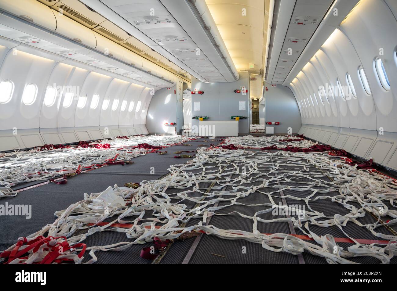 Cabine passager de l'Airbus A340-300 avec sièges retirés et configurés pour transporter du fret pendant la pandémie Covid-19 Banque D'Images