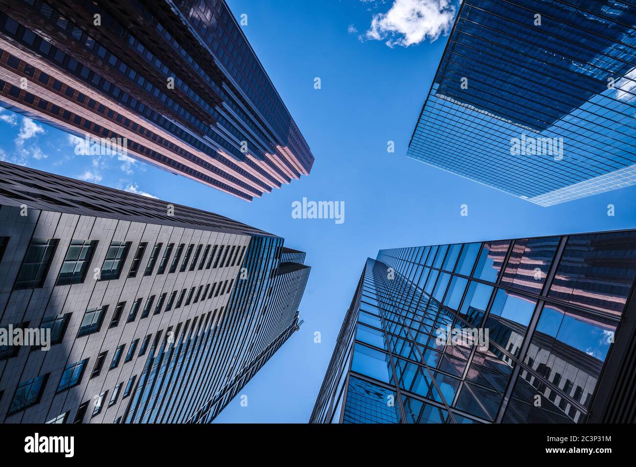 Concept des affaires et des finances, en regardant l'architecture moderne des immeubles de bureaux dans le quartier financier de Toronto, Ontario, Canada. Banque D'Images