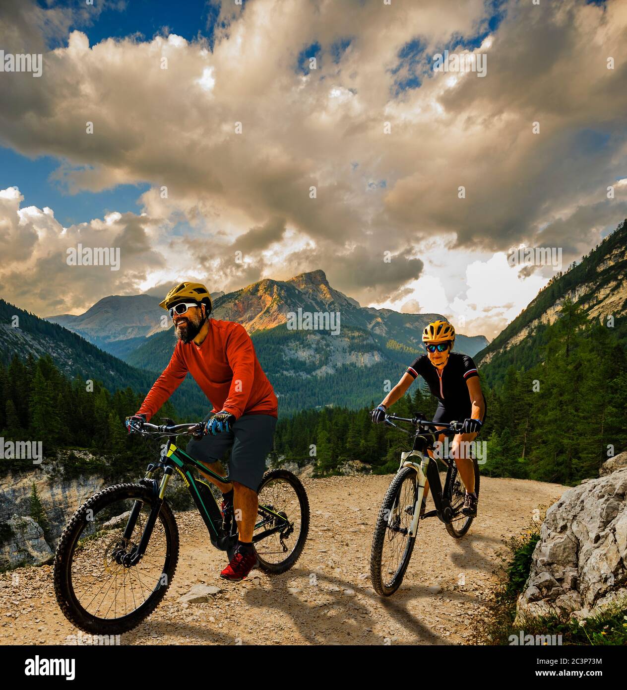 Couple vélo électrique, parcours de montagne. Femme et homme à vélo dans le  paysage des Dolomites. Vélo e-mtb endoro Trail trac Photo Stock - Alamy