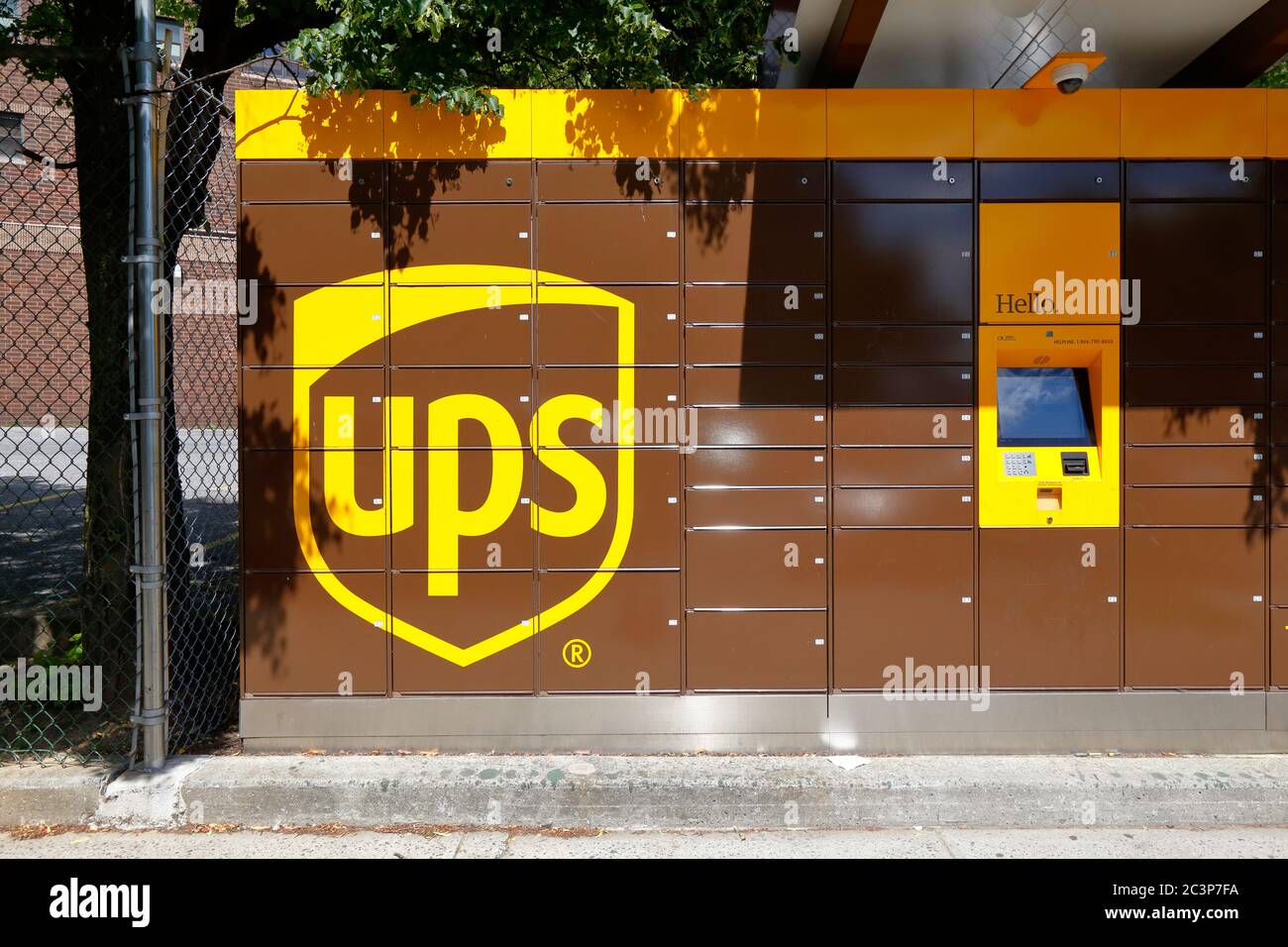 Un casier à colis UPS Access point à Brooklyn, New York, pour une livraison  sans contact automatisée et sécurisée des colis Photo Stock - Alamy