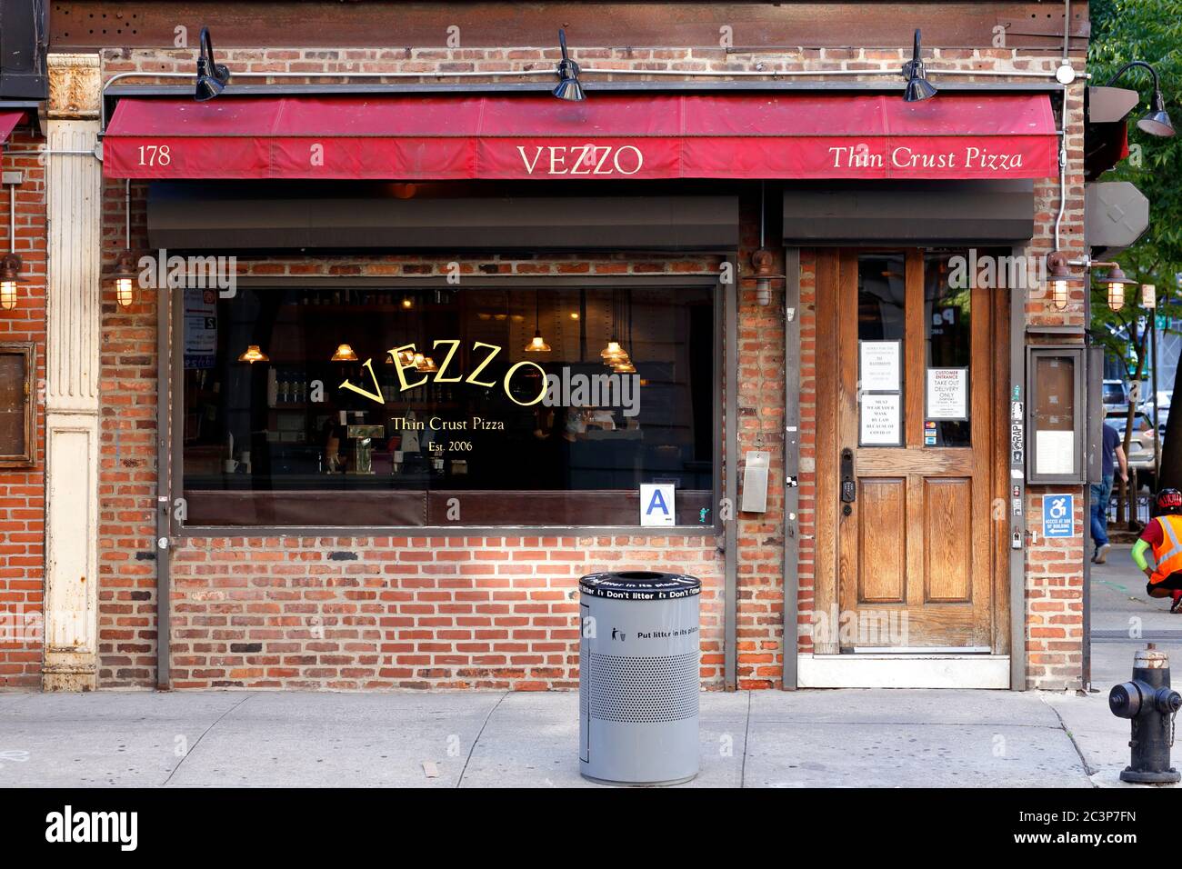 Vezzo Thin Crust Pizza, 178 Lexington Ave, New York, NY. Façade extérieure d'un restaurant de pizza dans le quartier Murray Hill de Manhattan. Banque D'Images