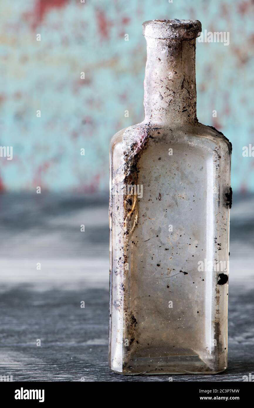 Bouteille d'huile et de verre de teinture vintage abîmé sur fond grundy. Ancienne  bouteille avec dépôts de calcium Photo Stock - Alamy