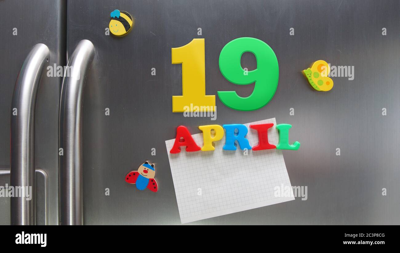 Date du calendrier du 19 avril avec des lettres magnétiques en plastique portant une note de papier graphique sur le réfrigérateur de porte Banque D'Images