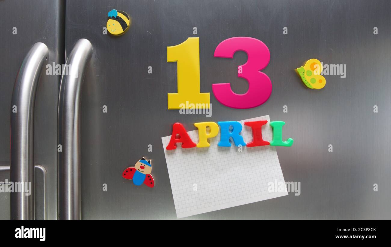Date du calendrier du 13 avril avec des lettres magnétiques en plastique portant une note de papier graphique sur le réfrigérateur de porte Banque D'Images