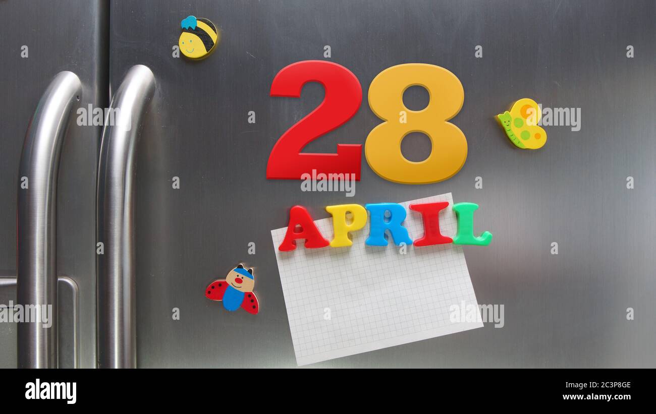 Date du calendrier du 28 avril avec des lettres magnétiques en plastique portant une note de papier graphique sur le réfrigérateur de porte Banque D'Images