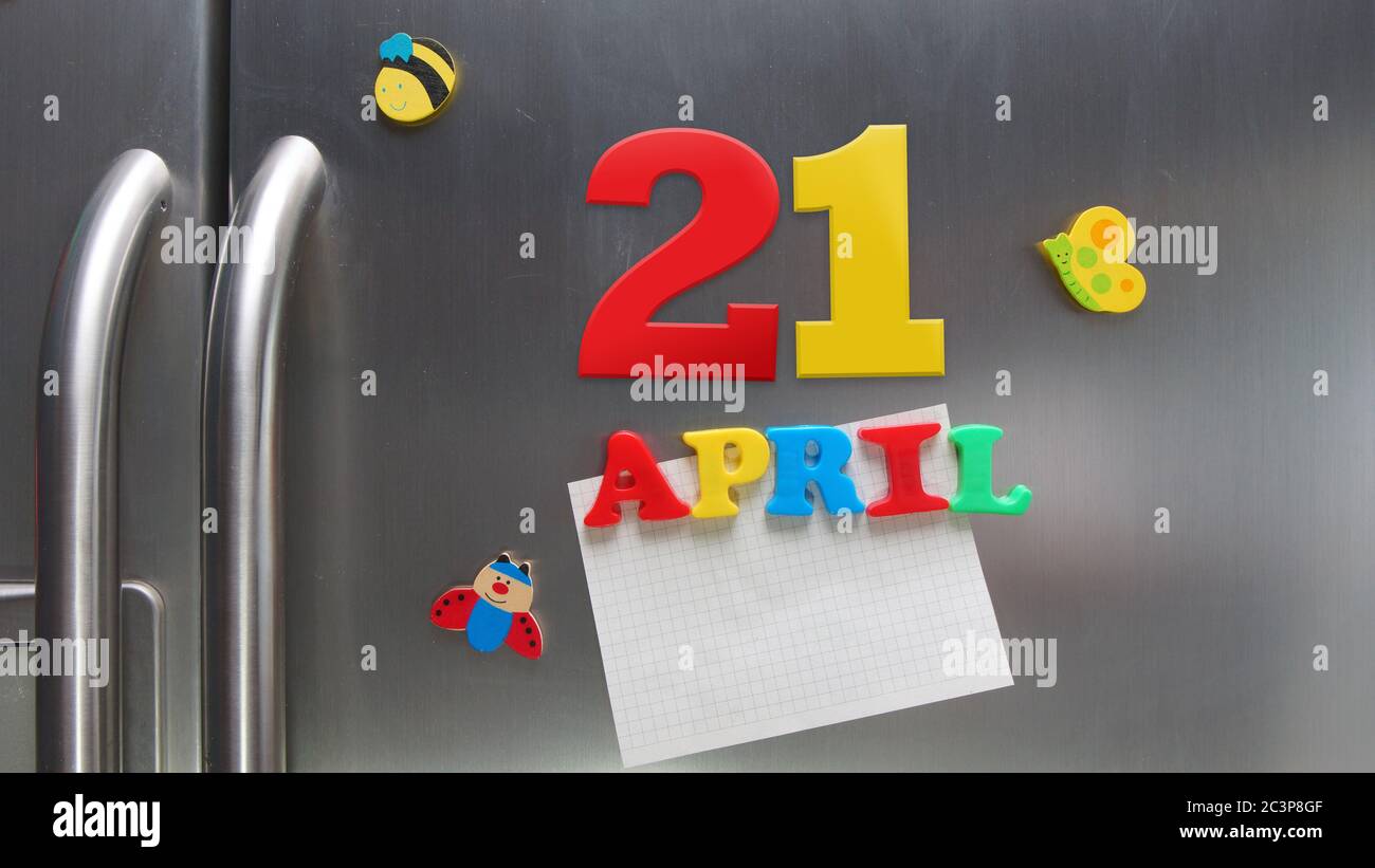 Date du calendrier du 21 avril avec des lettres magnétiques en plastique portant une note de papier graphique sur le réfrigérateur de porte Banque D'Images