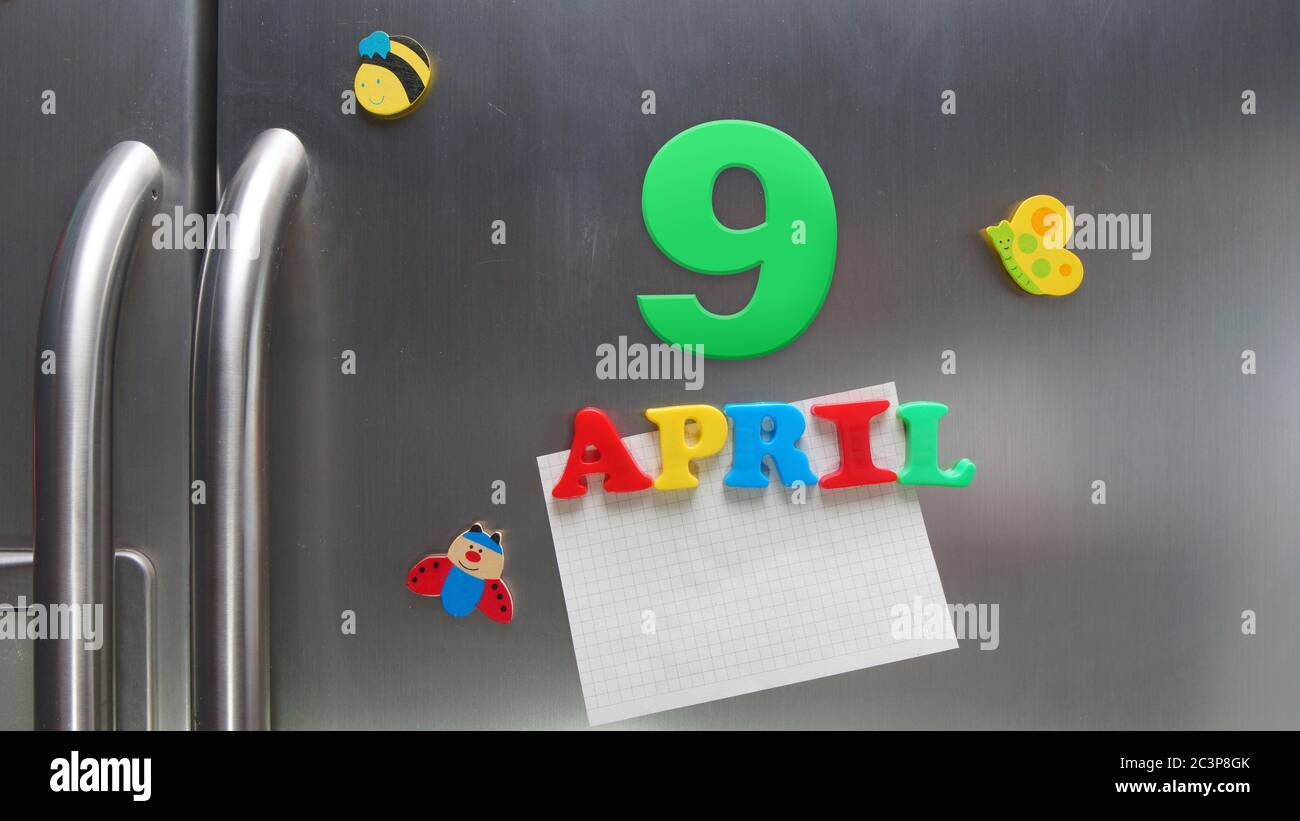 Date du calendrier du 9 avril avec des lettres magnétiques en plastique portant une note de papier graphique sur le réfrigérateur de porte Banque D'Images