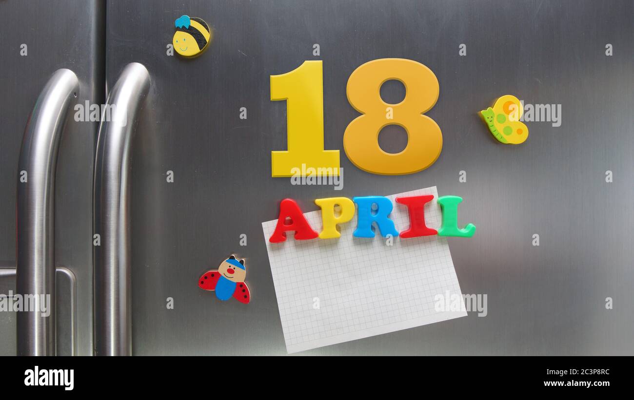 Date du calendrier du 18 avril avec des lettres magnétiques en plastique portant une note de papier graphique sur le réfrigérateur de porte Banque D'Images