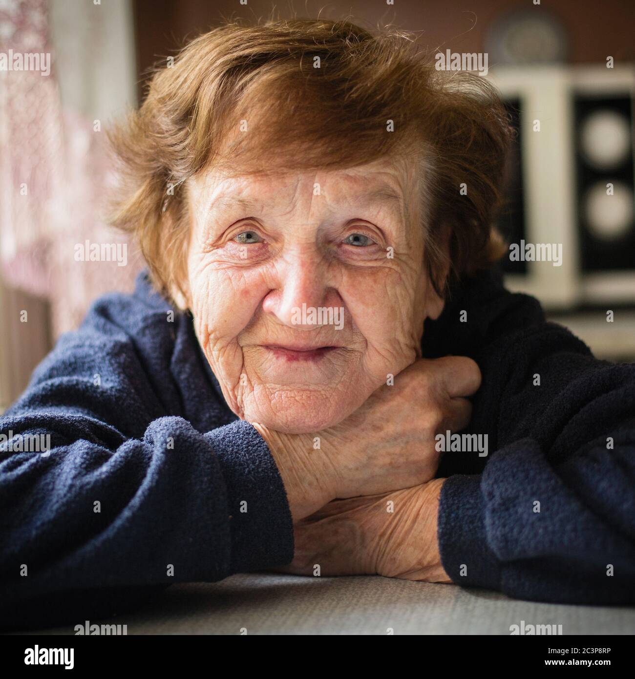 Portrait de la vieille femme joyeuse dans sa maison. Retraités âgés. Banque D'Images