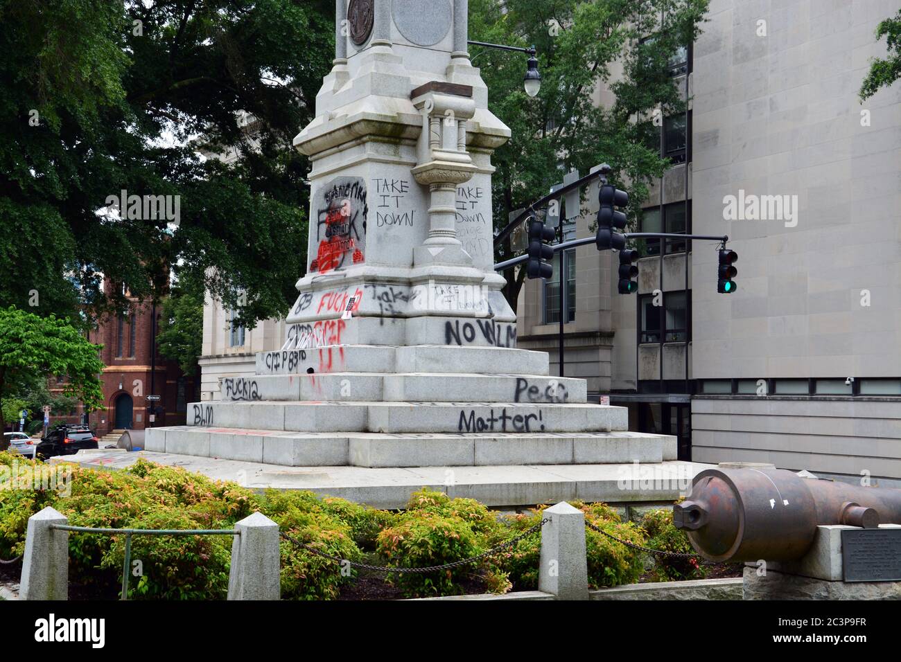 Raleigh, NC, États-Unis le 20 juin 2020 - Graffiti couvre la base du mémorial de la guerre civile confédérée après des semaines de manifestations déclenchées par le meurtre de George Floyd par la police. La nuit qui a précédé les manifestants, il a réussi à retirer deux personnages de la colonne de 75 mètres de haut et le lendemain matin, le gouverneur de Caroline du Nord a ordonné qu'il soit retiré du parc de l'ancien bâtiment du Capitole, ainsi que deux autres monuments confédérés. Banque D'Images