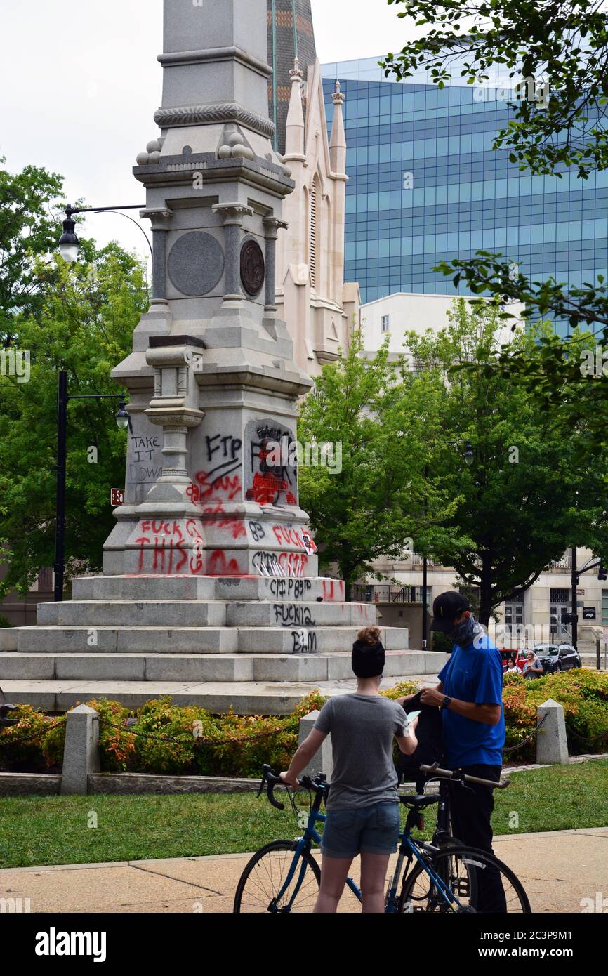 Raleigh, NC, États-Unis le 20 juin 2020 - Graffiti couvre la base du mémorial de la guerre civile confédérée après des semaines de manifestations déclenchées par le meurtre de George Floyd par la police. La nuit qui a précédé les manifestants, il a réussi à retirer deux personnages de la colonne de 75 mètres de haut et le lendemain matin, le gouverneur de Caroline du Nord a ordonné qu'il soit retiré du parc de l'ancien bâtiment du Capitole, ainsi que deux autres monuments confédérés. Banque D'Images