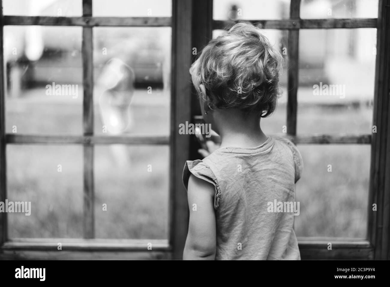 Petite fille jouant. Portrait monochrome Banque D'Images