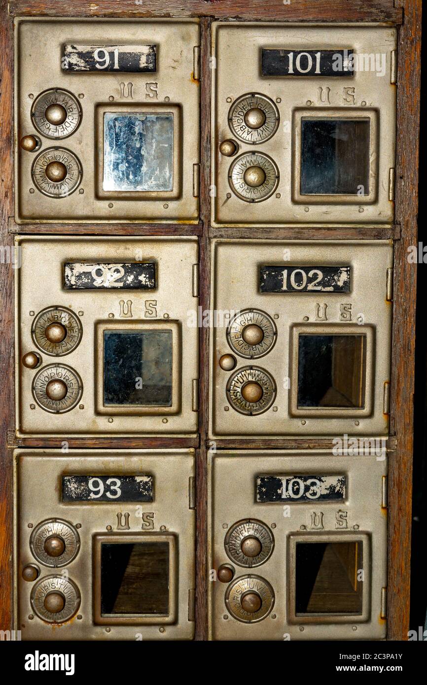 Boîtes à lettres en métal avec cadre en bois Banque D'Images