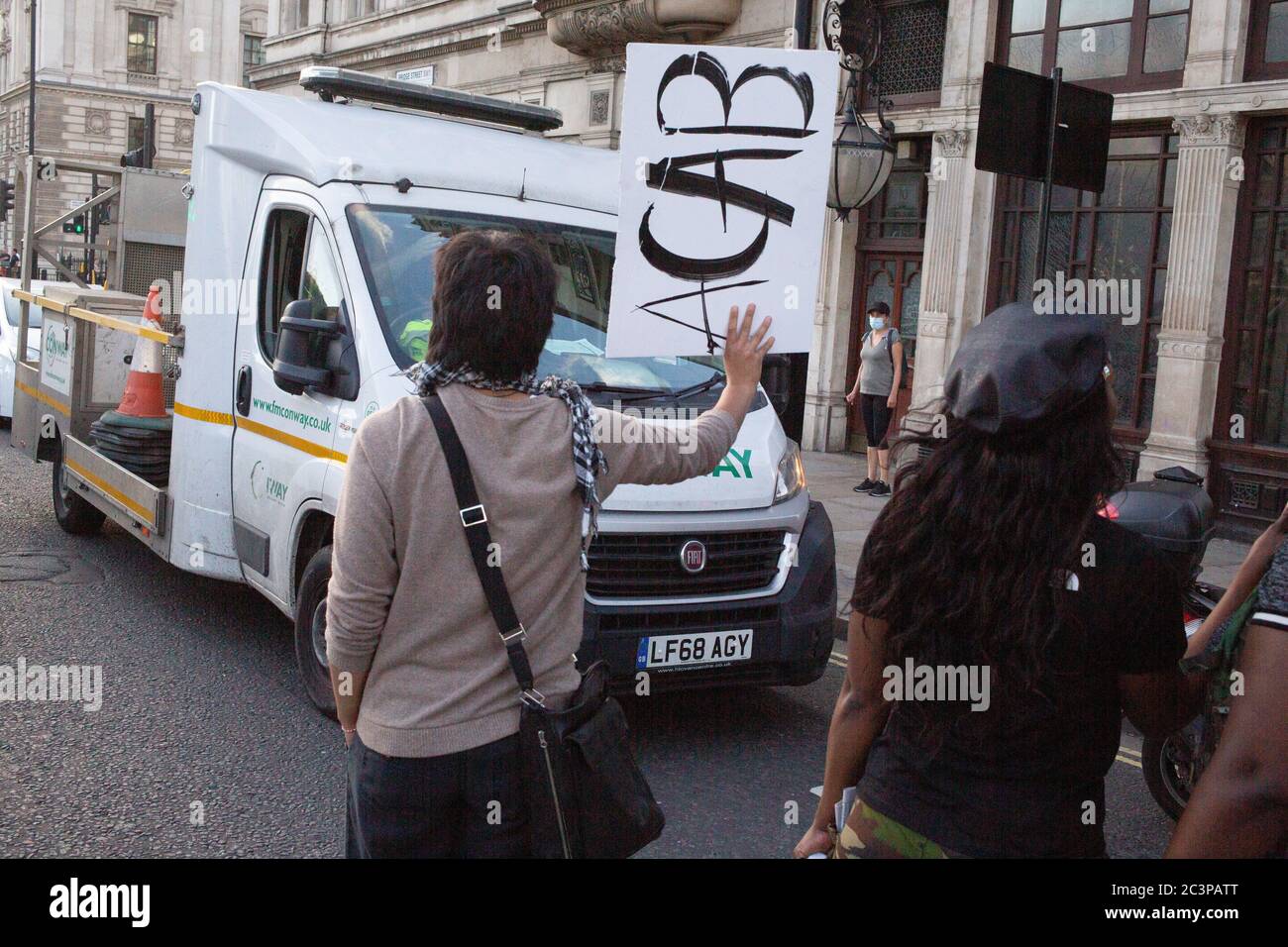 Londres Royaume-Uni 21 juin 2020 UN homme conduit dans Black Lives Matter manifestants blessant une personne. Il a été arrêté près des lieux après avoir été arrêté par la police. Credit: Thabo Jaiyesimi/Alay Live News Banque D'Images