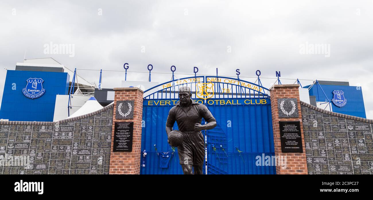 Statue de Dixie Dean devant le mur de la renommée devant la maison du FC Everton en Angleterre vu en juin 2020. Banque D'Images