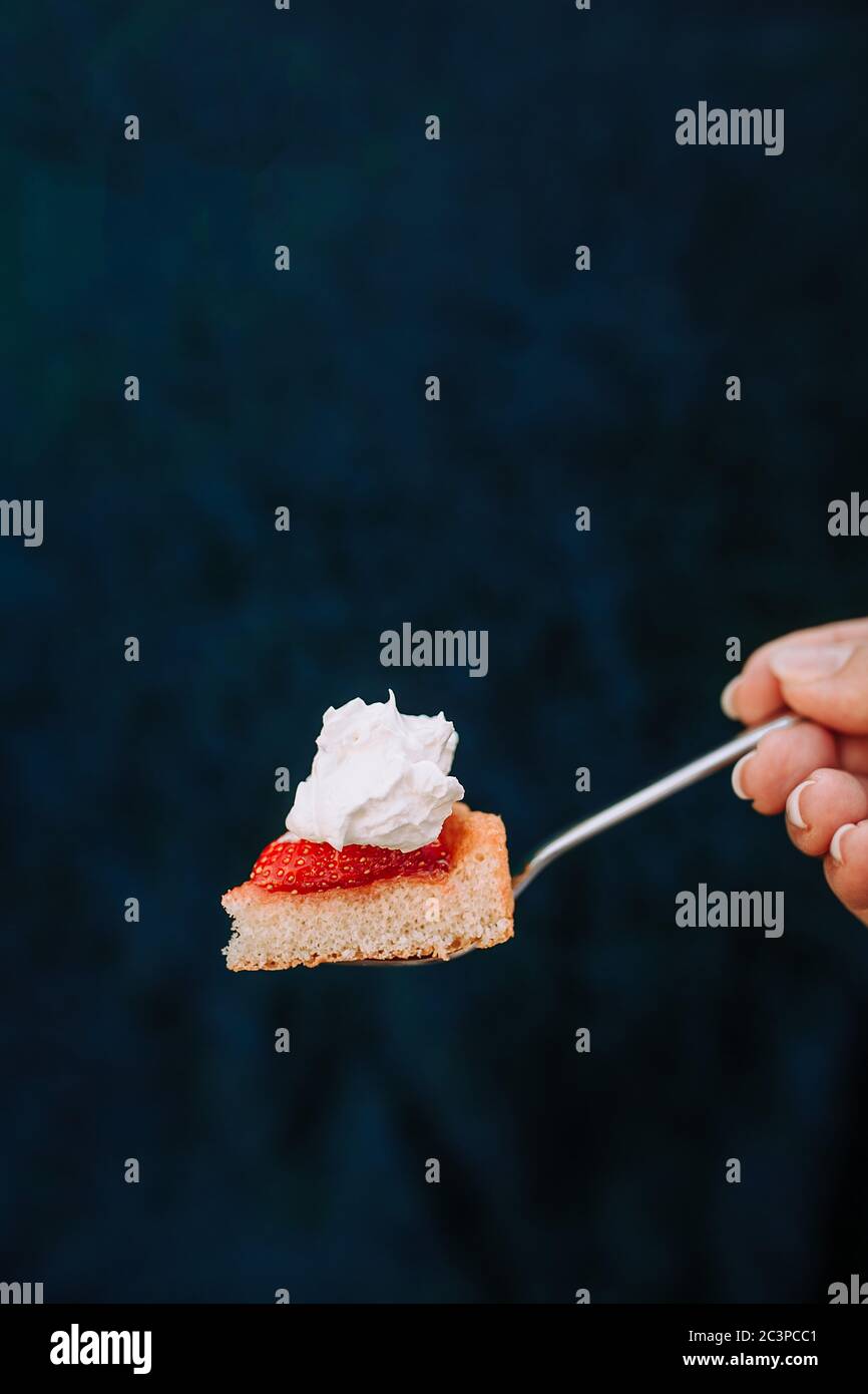 gâteau aux fraises frais fait maison prêt à manger Banque D'Images