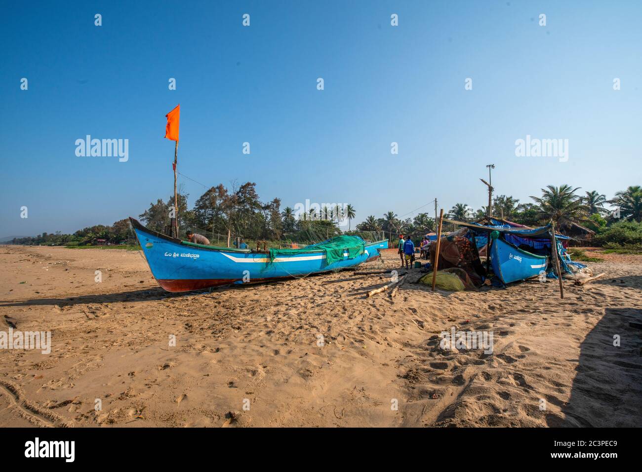 06/21/2018 Gokarna , Inde. Journée incroyable sur la côte de l'océan Indien bateau de pêche à essence dans le sud de l'Inde. Les pêcheurs préparent un bateau et f Banque D'Images