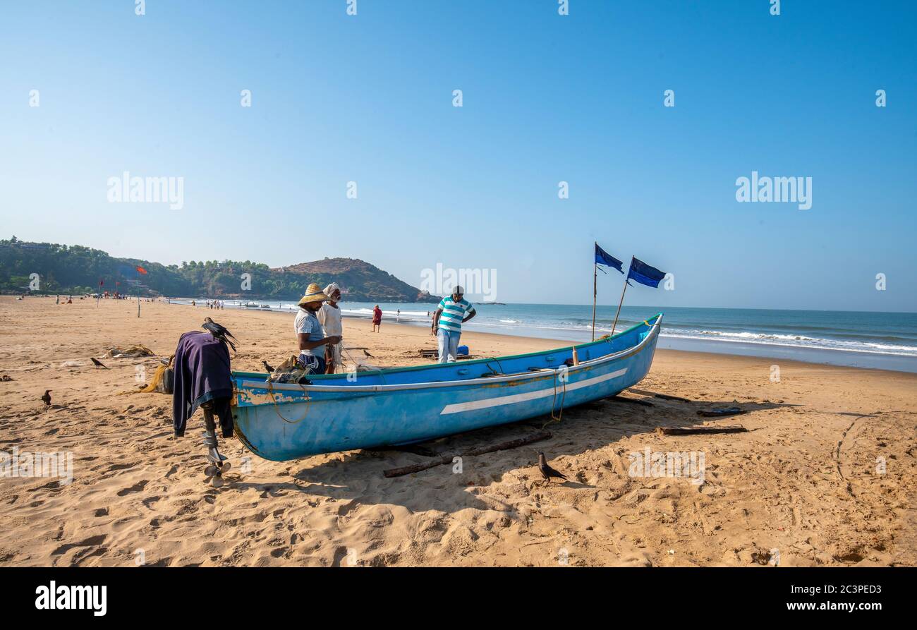06/21/2018 Gokarna , Inde. Journée incroyable sur la côte de l'océan Indien bateau de pêche à essence dans le sud de l'Inde. Les pêcheurs préparent un bateau et f Banque D'Images