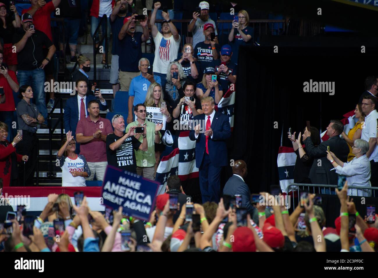 TULSA, Oklahoma, États-Unis. - 20 juin 2020 : le président AMÉRICAIN Donald J. Trump organise un rassemblement de campagne à la Bank of Oklahoma Centre. Fait son grand enthousiasme au centre alors que les partisans de Trump applaudissent. Banque D'Images