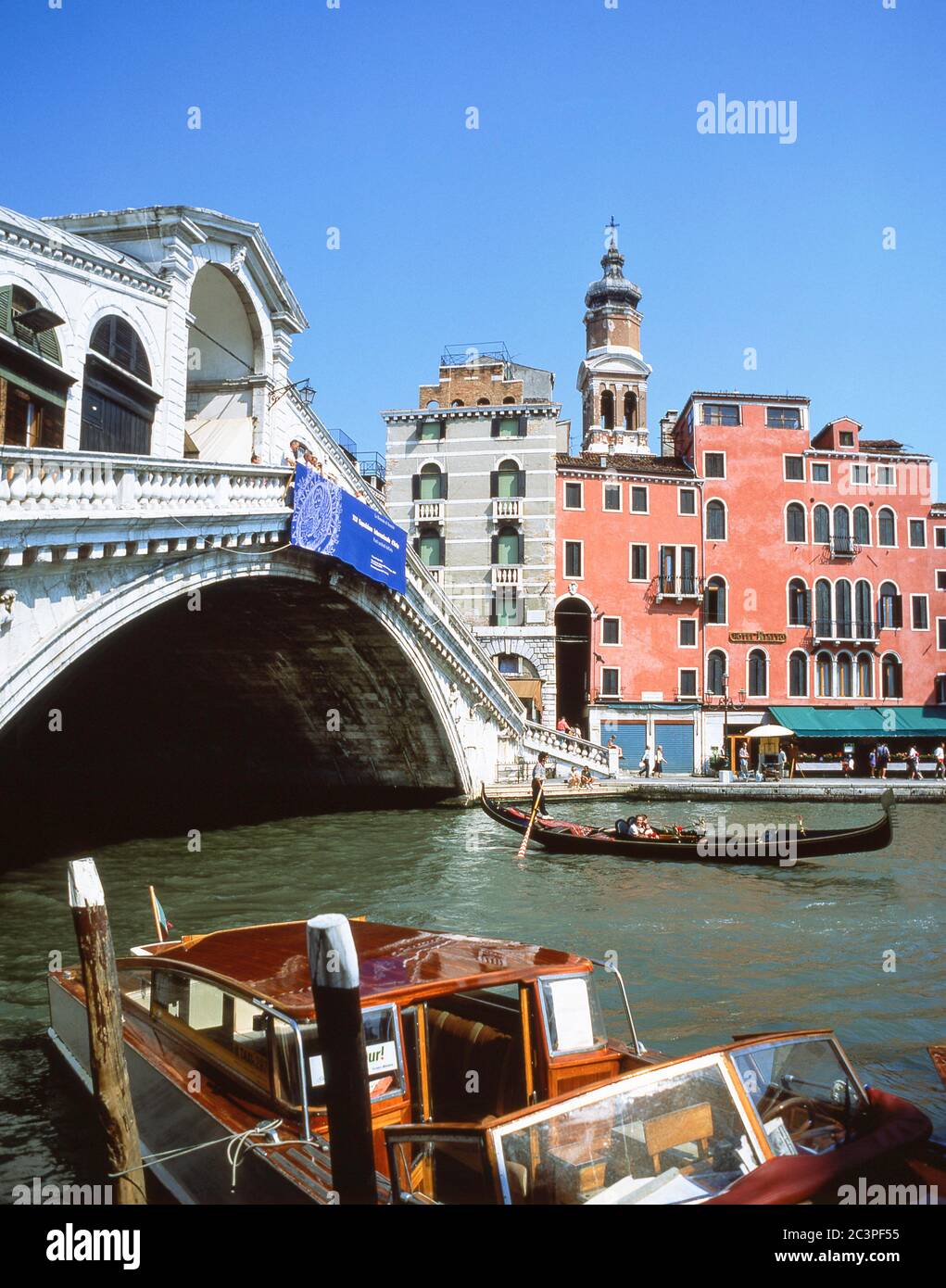 Télécabine passant sous le pont du Rialto (Ponte di Rialto), Grand Canal, Venise (Venise), Vénétie, Italie Banque D'Images