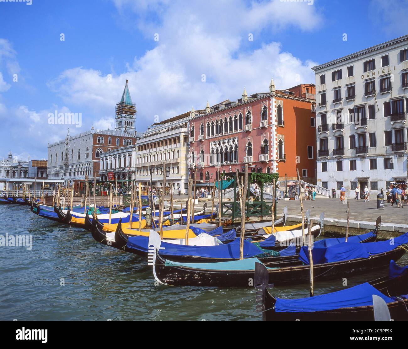 Gondoles amarrées sur le front de mer, Grand Canal, Venise (Venise), Vénétie, Italie Banque D'Images