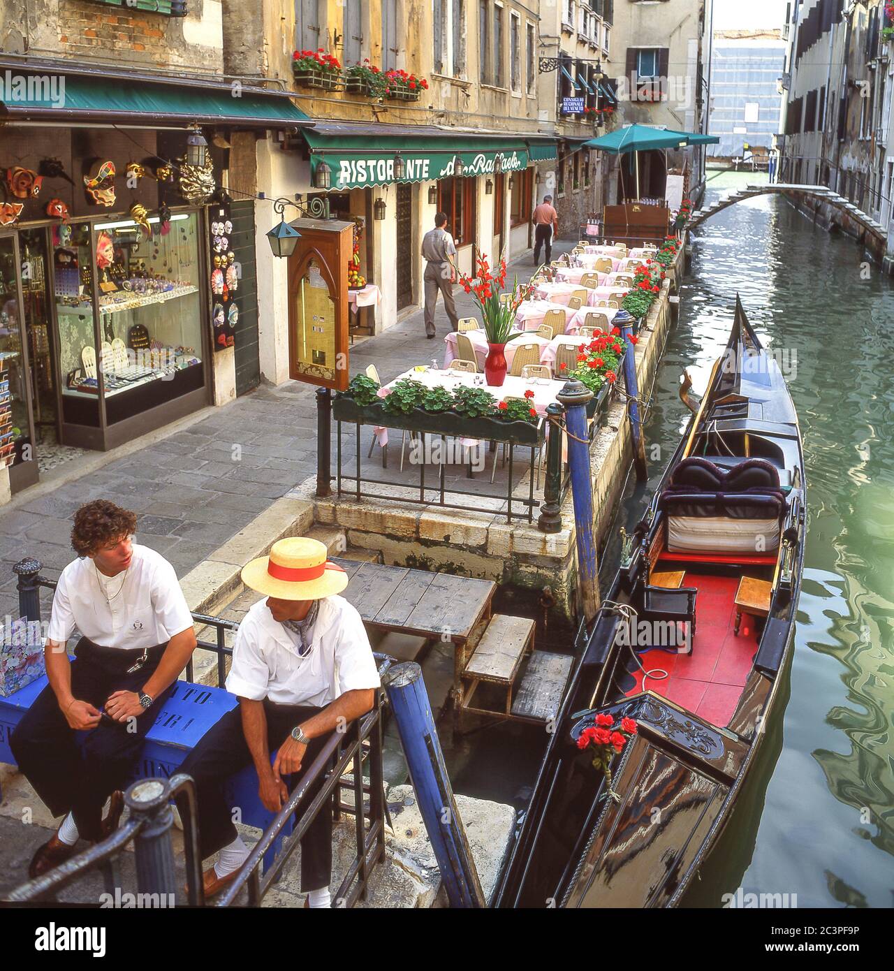 Télécabine et gondoles sur le canal de l'arrière-rue, Venise (Venise), région de Vénétie, Italie Banque D'Images