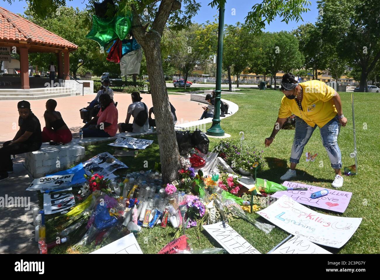 CALIFORNIE, ÉTATS-UNIS. 16 2020 JUIN : Angélique Jackson place des fleurs à un monument commémoratif lors d'un rassemblement sur la place Poncitlan où Robert Fuller a été trouvé pendu sur un arbre, le mardi 16 juin 2020, à Palmdale, en Californie. Les autorités de l'État et du gouvernement fédéral surveilleront l'enquête sur la mort de Fuller, Un homme noir a trouvé suspendu un arbre dans la ville de Palmdale, en Californie du Sud, au début de la matinée du 10 juin, à la suite de grandes manifestations le week-end. (Photo par IOS/Espa-Images) Banque D'Images