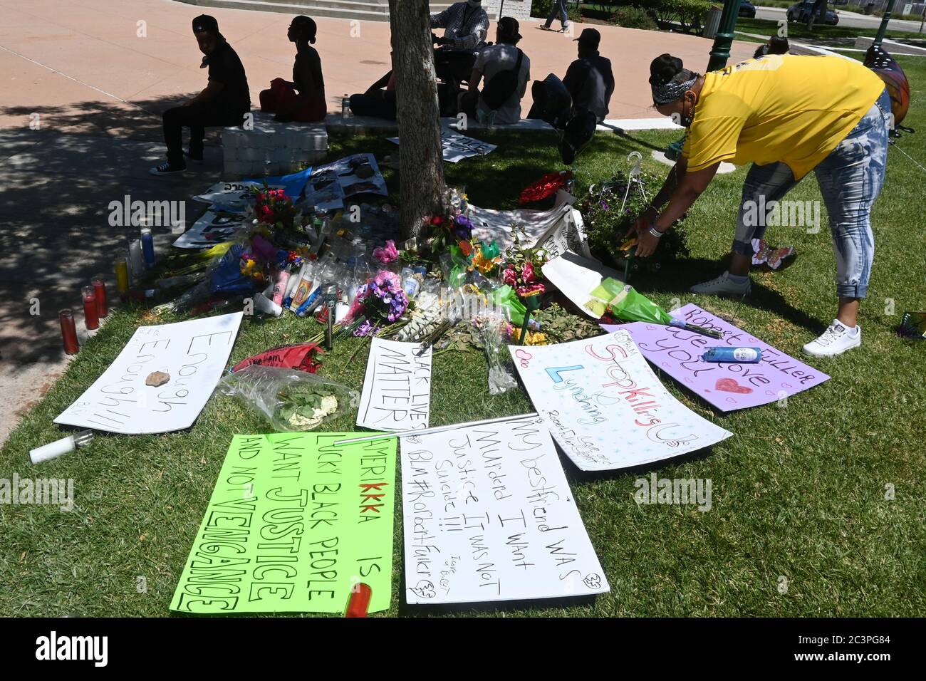 CALIFORNIE, ÉTATS-UNIS. 16 2020 JUIN : Angélique Jackson place des fleurs à un monument commémoratif lors d'un rassemblement sur la place Poncitlan où Robert Fuller a été trouvé pendu sur un arbre, le mardi 16 juin 2020, à Palmdale, en Californie. Les autorités de l'État et du gouvernement fédéral surveilleront l'enquête sur la mort de Fuller, Un homme noir a trouvé suspendu un arbre dans la ville de Palmdale, en Californie du Sud, au début de la matinée du 10 juin, à la suite de grandes manifestations le week-end. (Photo par IOS/Espa-Images) Banque D'Images