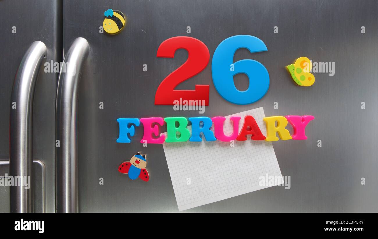 Date du calendrier de février 26 avec des lettres magnétiques en plastique portant une note de papier graphique sur le réfrigérateur de porte Banque D'Images