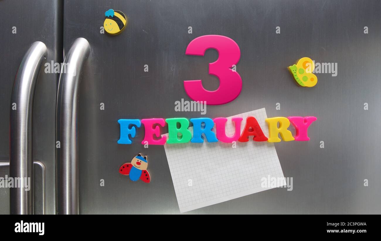 Date du calendrier de février 3 avec des lettres magnétiques en plastique portant une note de papier graphique sur le réfrigérateur de porte Banque D'Images