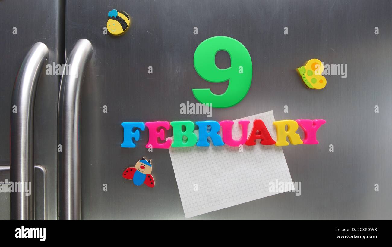Date du calendrier de février 9 avec des lettres magnétiques en plastique portant une note de papier graphique sur le réfrigérateur de porte Banque D'Images
