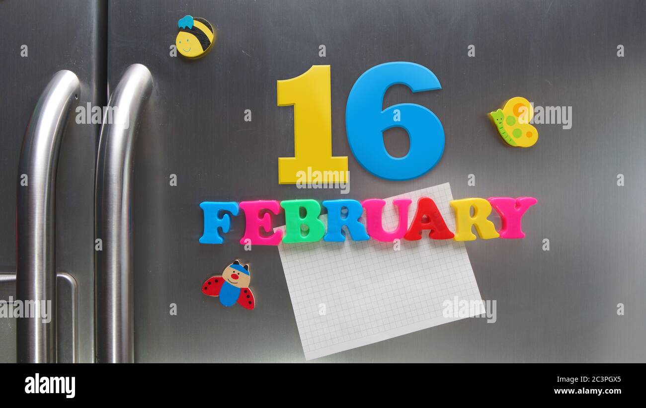 Date du calendrier de février 16 avec des lettres magnétiques en plastique portant une note de papier graphique sur le réfrigérateur de porte Banque D'Images