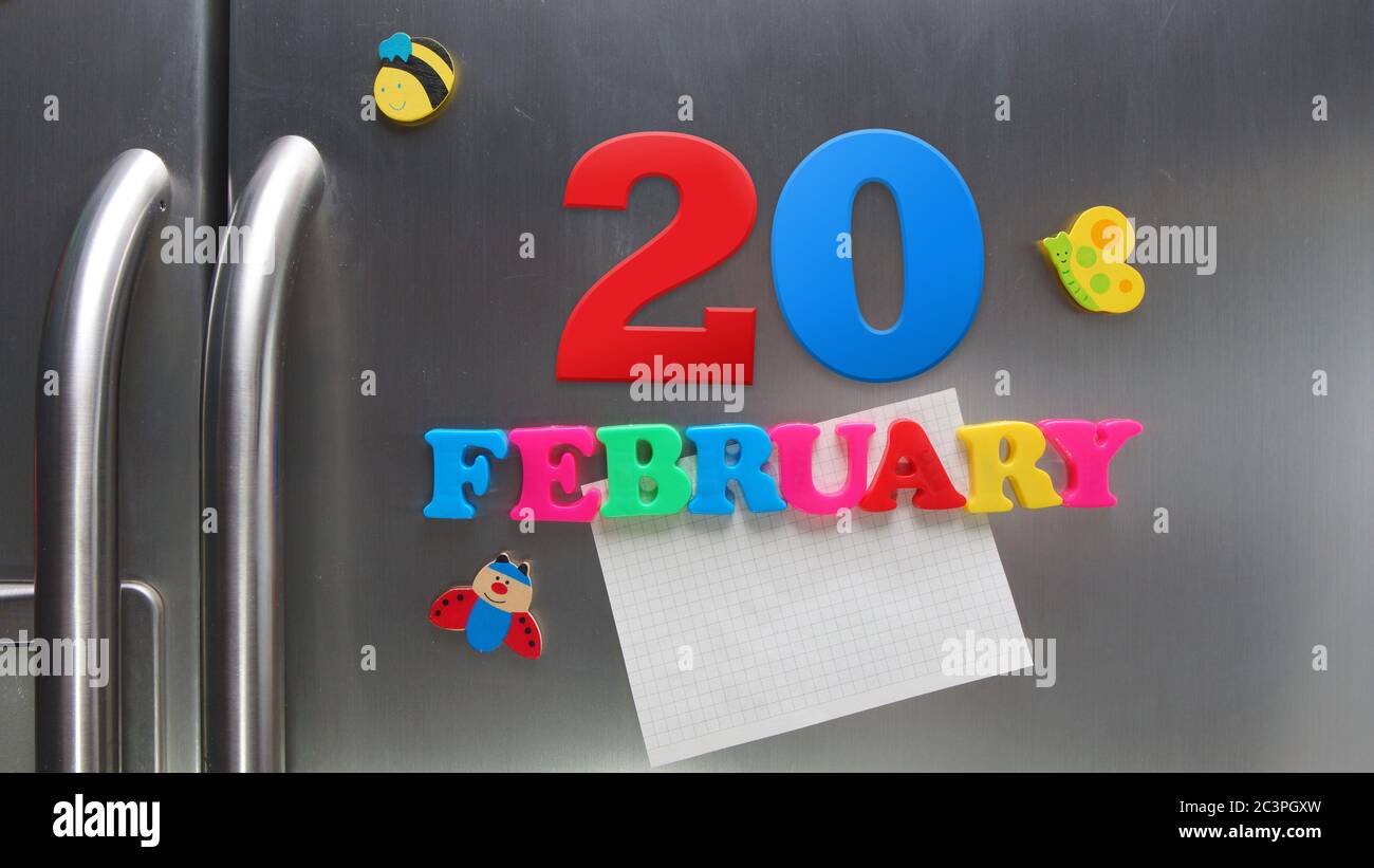Date du calendrier de février 20 avec des lettres magnétiques en plastique portant une note de papier graphique sur le réfrigérateur de porte Banque D'Images